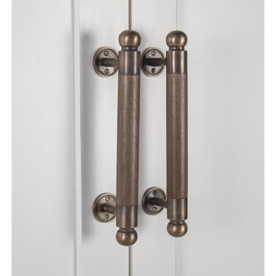 feher elegans country polcos design zarhato szekreny italos barszekreny mediterran klasszikus nappali vilagos konyvesszekreny design szogletes bar otthon balaton lakberendezes vintage butorok lameridiana lakberendezesi bolt.jpg